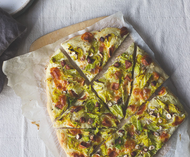 Rezept für knusprigen Wirsing-Flammkuchen mit Scamorza - vegetarischer Flammkuchen